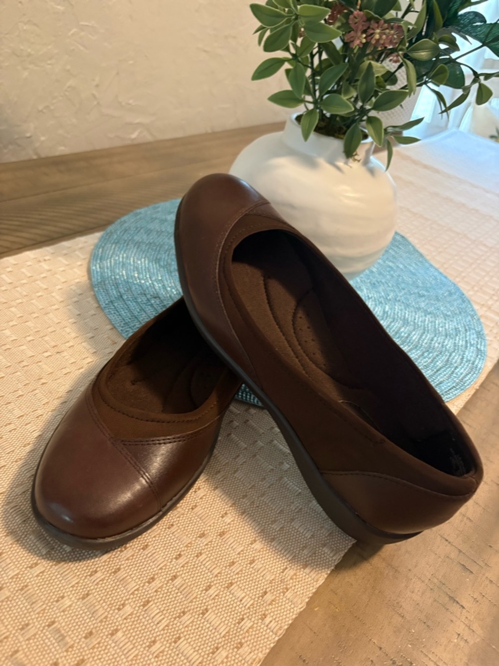 Cobbies Cuddlers Comfortable Brown Women's Slip-On Flats Size 8 1/2